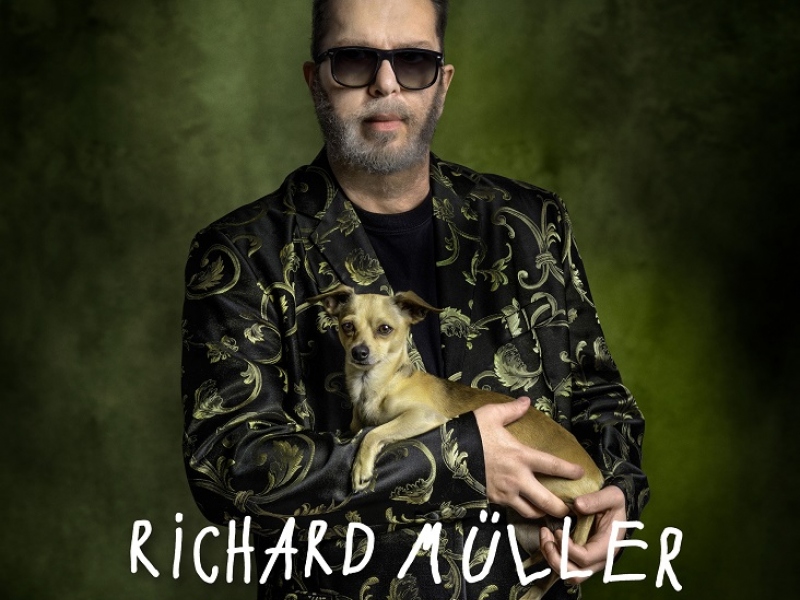 Richard Müller má nový album Hodina medzi psom a vlkom. Pripomína ním, že aj v týchto ťažkých časoch má poézia a krása v našich životoch svoje miesto!