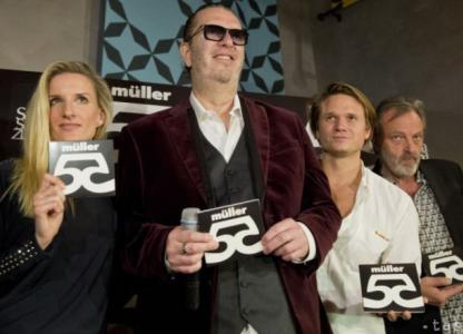 Nový album Richarda Müllera „55“ pokrstila  bozkom Adela Banášová, ktorej venoval jednu skladbu!